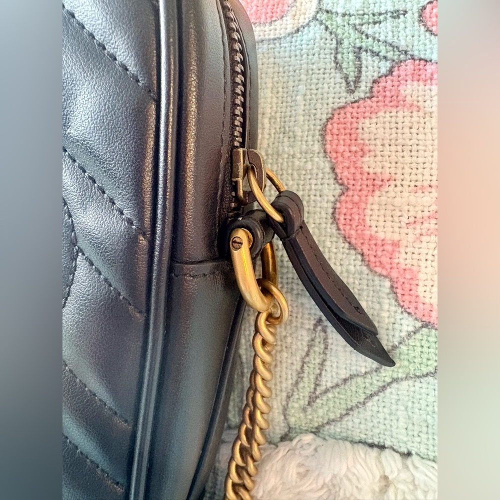 Gucci Marmont Black Chevron Crossbody Bag with Gold Logo - Picture 4 of 4
